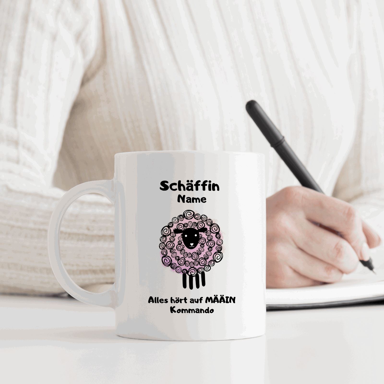 Tasse mit Spruch "Schäffin - Alles hört auf MÄÄIN Kommando" - personalisierbar mit Namen und Wunschtext - TassenFrollein