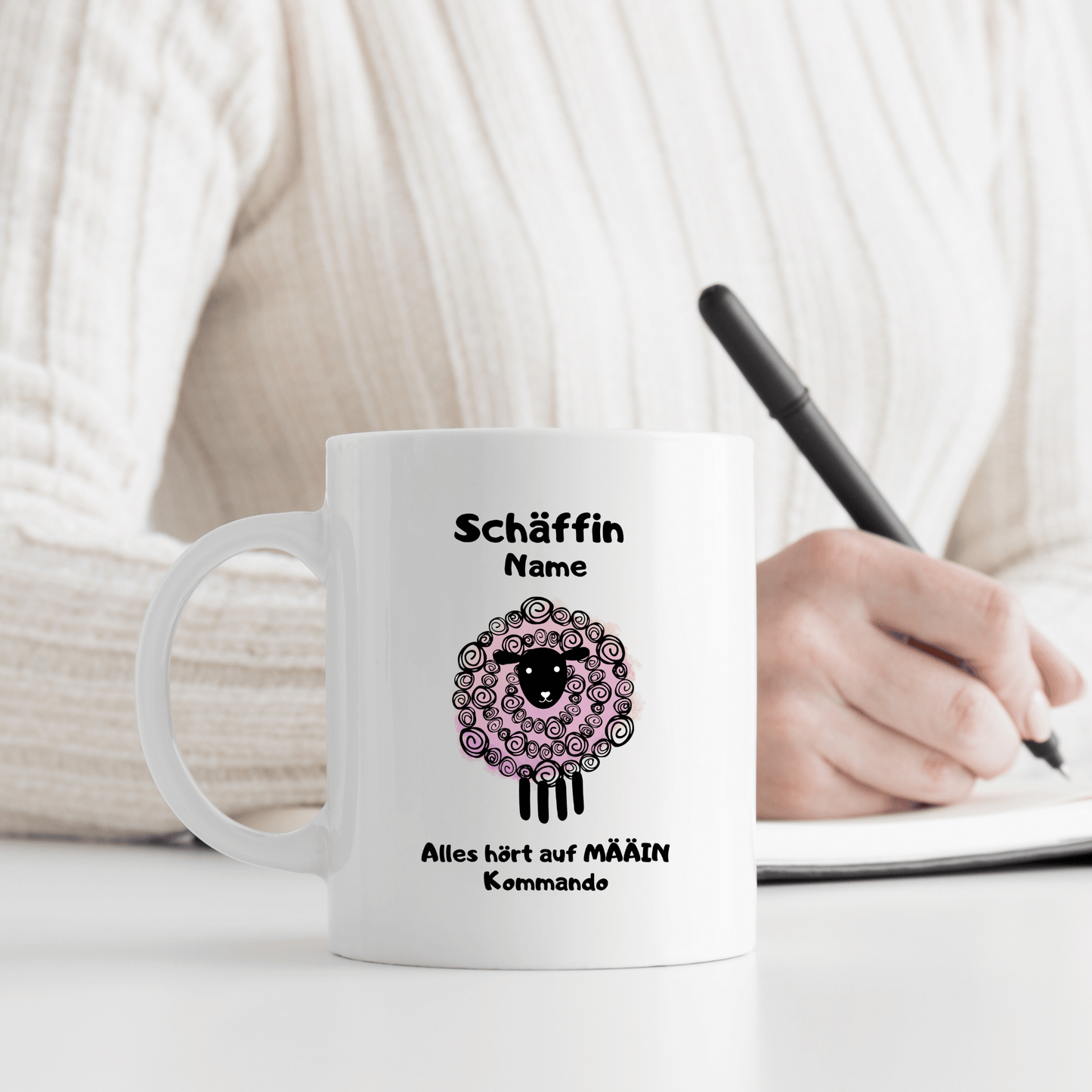 Tasse mit Spruch "Schäffin - Alles hört auf MÄÄIN Kommando" - personalisierbar mit Namen und Wunschtext